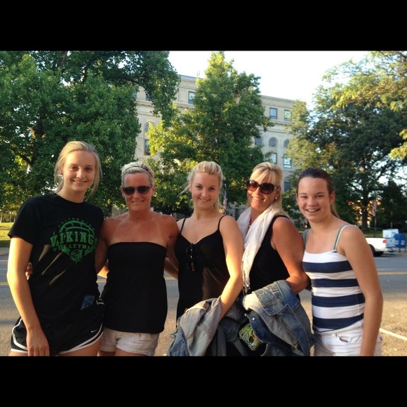 Meet your Posher, Cindy - Picture 1 of 1